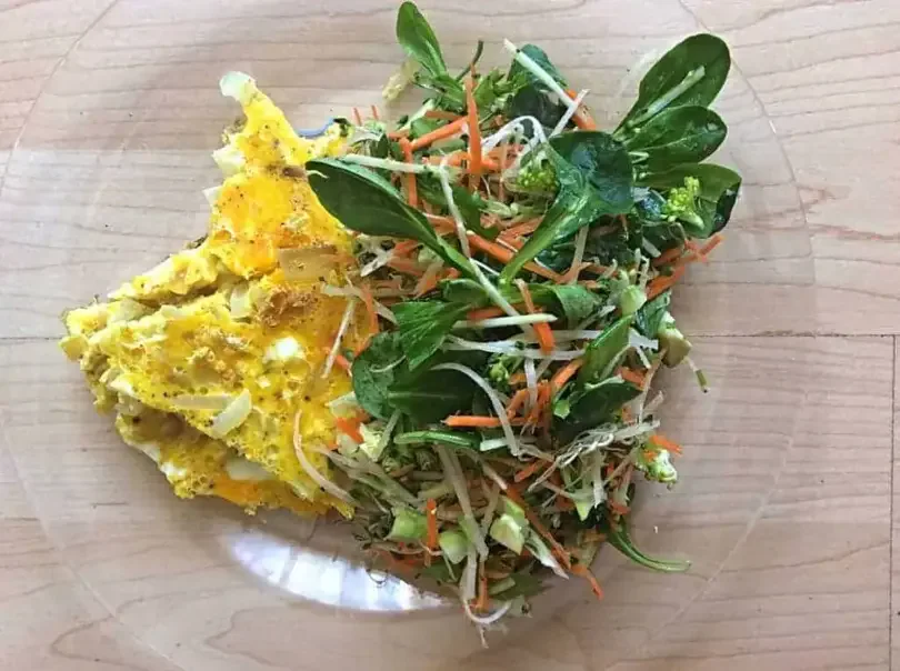 salotos su omletu